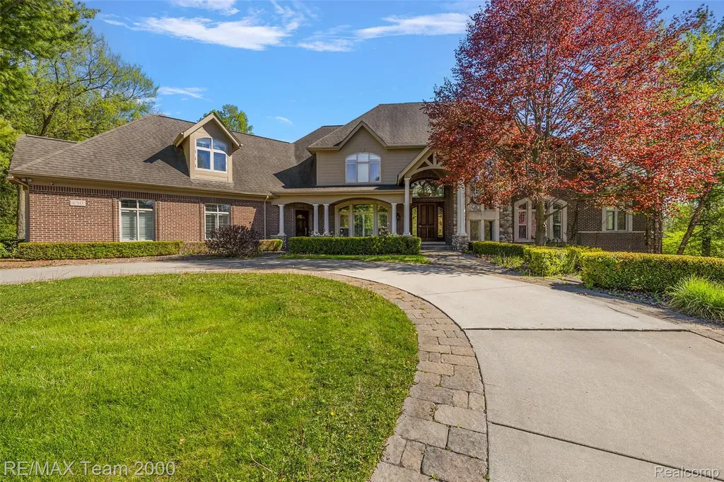630 Sheldon Court Oakland Charter Township MI 48306