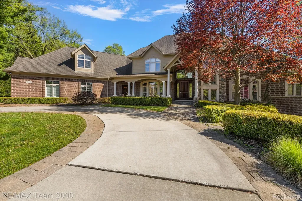 630 Sheldon Court Oakland Charter Township MI 48306