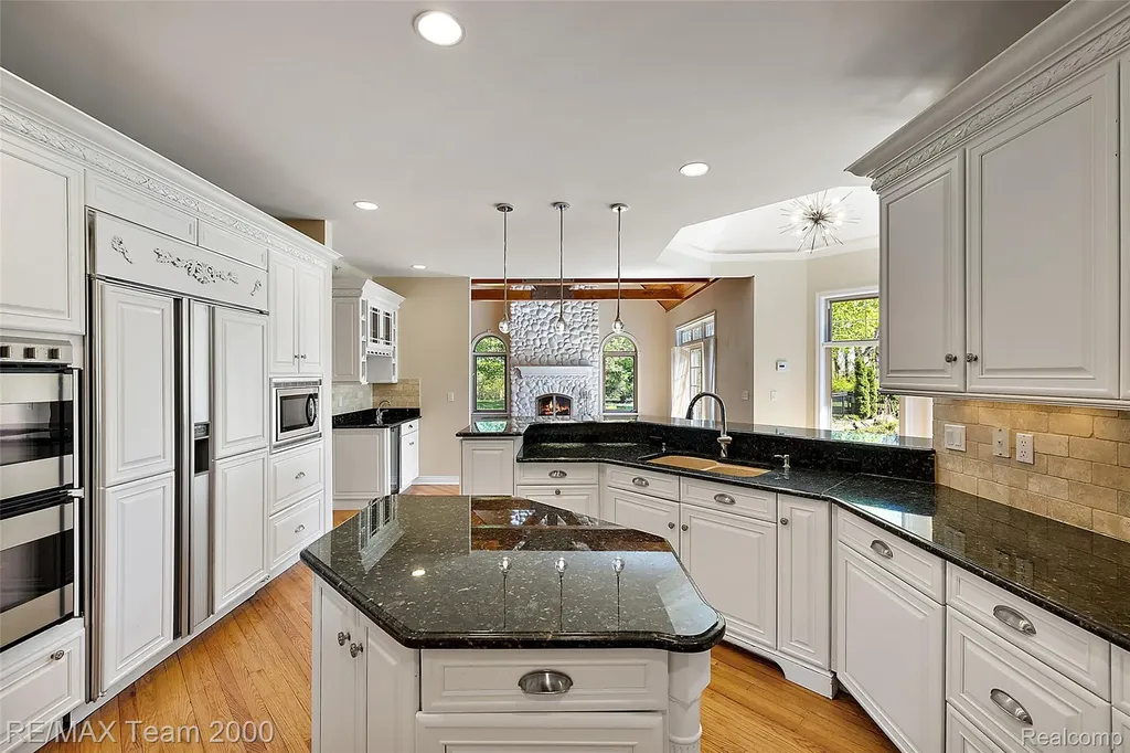 630 Sheldon Court Oakland Charter Township MI 48306