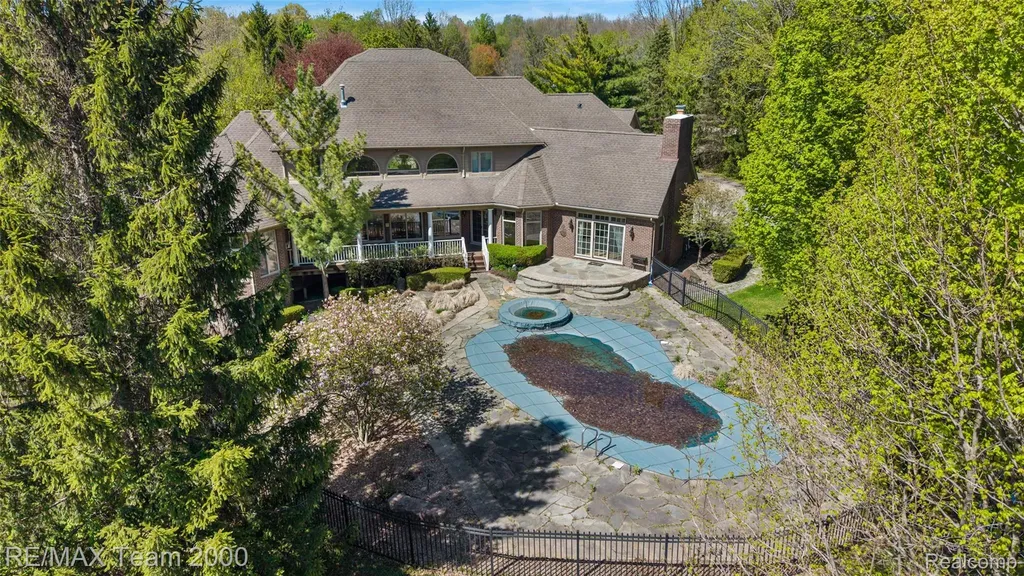 630 Sheldon Court Oakland Charter Township MI 48306