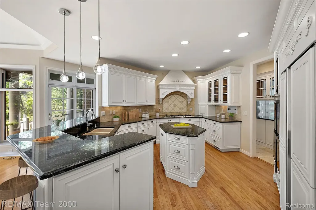 630 Sheldon Court Oakland Charter Township MI 48306