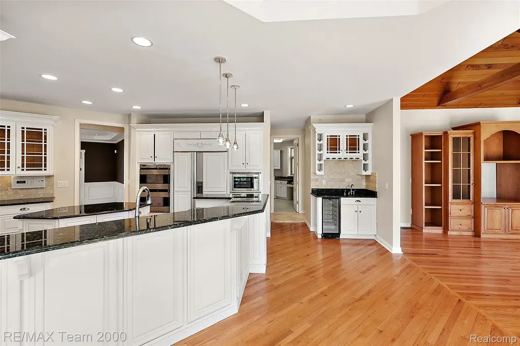 630 Sheldon Court Oakland Charter Township MI 48306