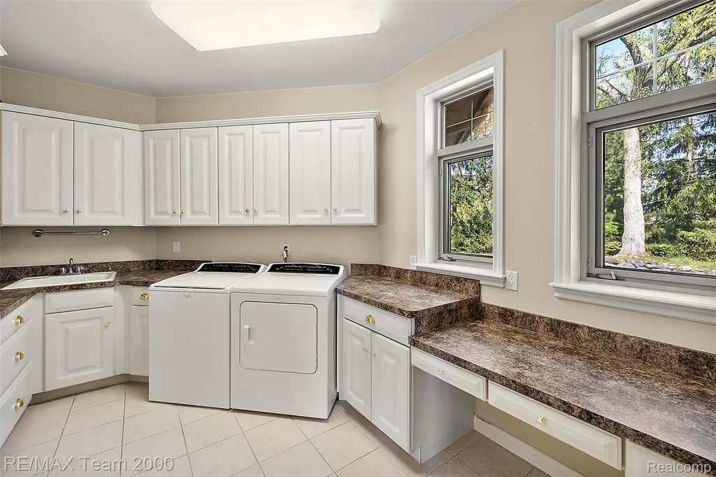 630 Sheldon Court Oakland Charter Township MI 48306