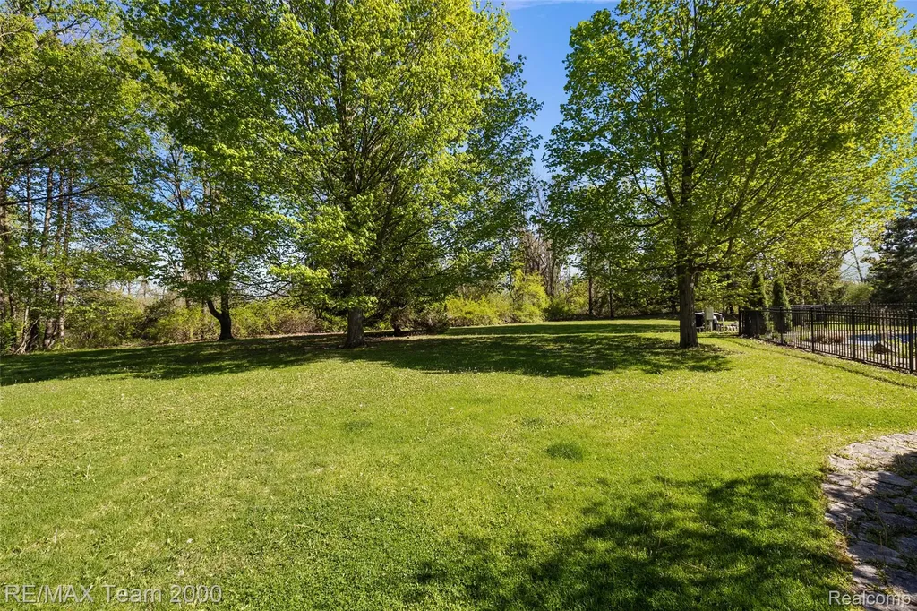 630 Sheldon Court Oakland Charter Township MI 48306