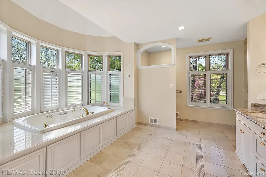 630 Sheldon Court Oakland Charter Township MI 48306