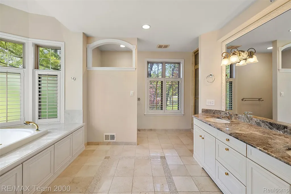 630 Sheldon Court Oakland Charter Township MI 48306