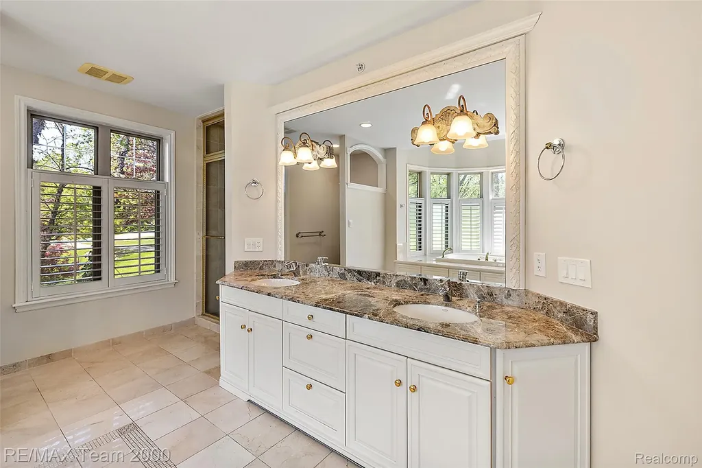 630 Sheldon Court Oakland Charter Township MI 48306