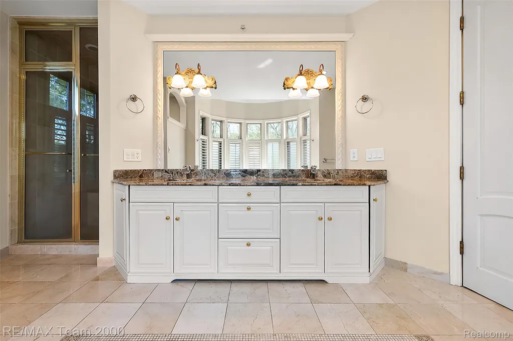 630 Sheldon Court Oakland Charter Township MI 48306