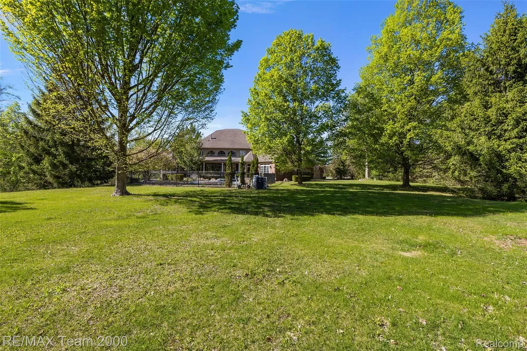 630 Sheldon Court Oakland Charter Township MI 48306