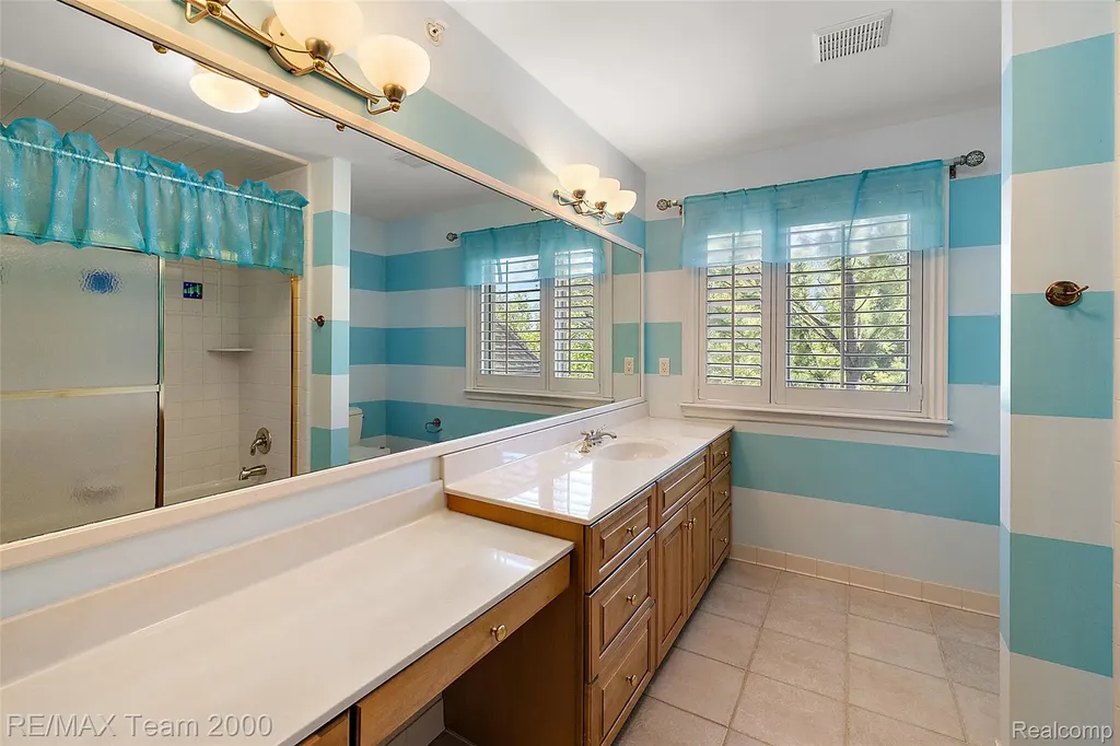 630 Sheldon Court Oakland Charter Township MI 48306
