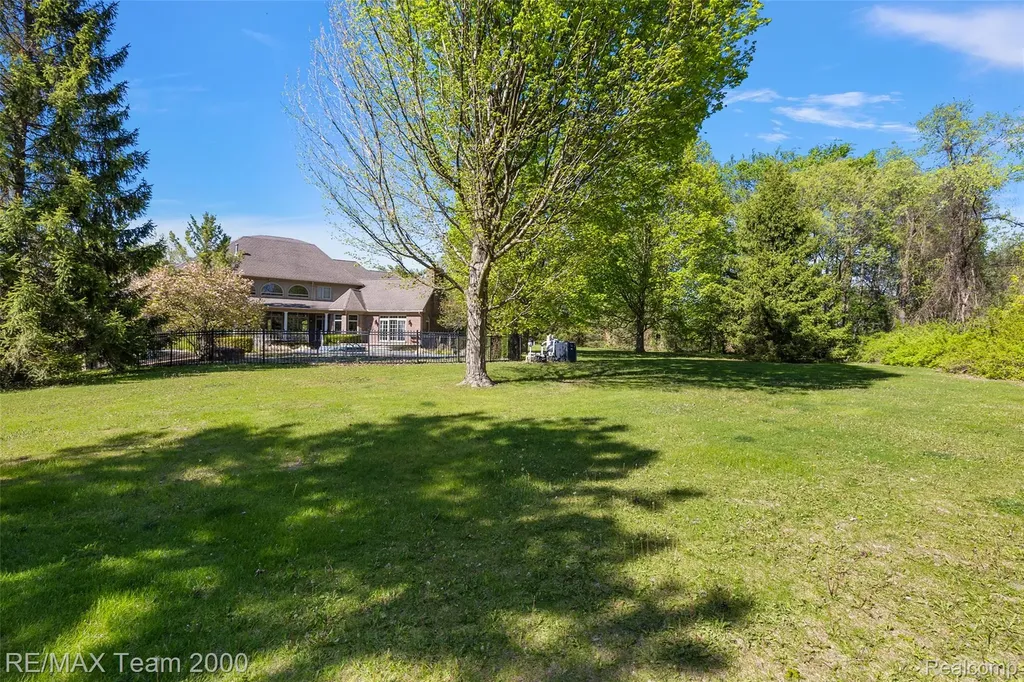 630 Sheldon Court Oakland Charter Township MI 48306