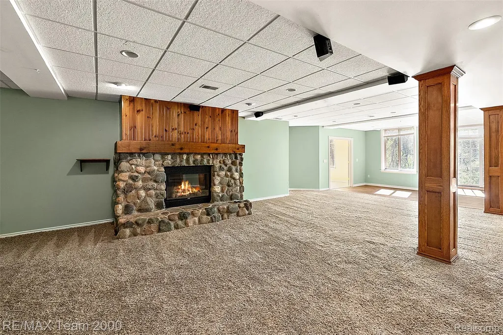 630 Sheldon Court Oakland Charter Township MI 48306