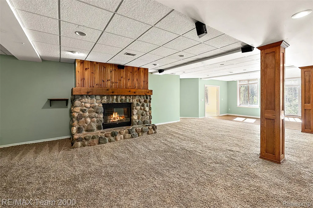 630 Sheldon Court Oakland Charter Township MI 48306