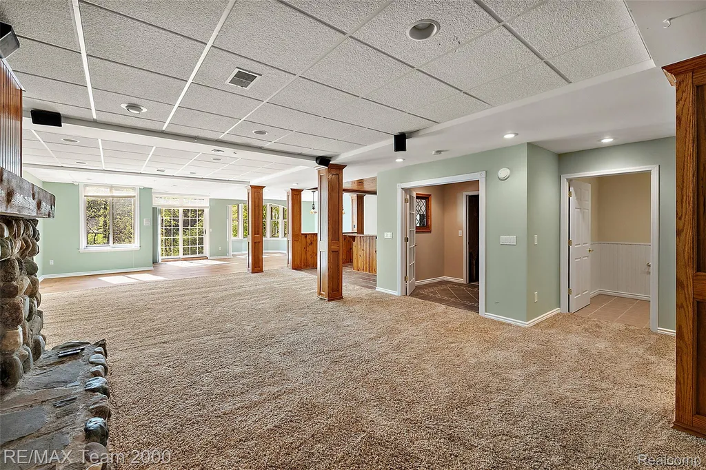 630 Sheldon Court Oakland Charter Township MI 48306