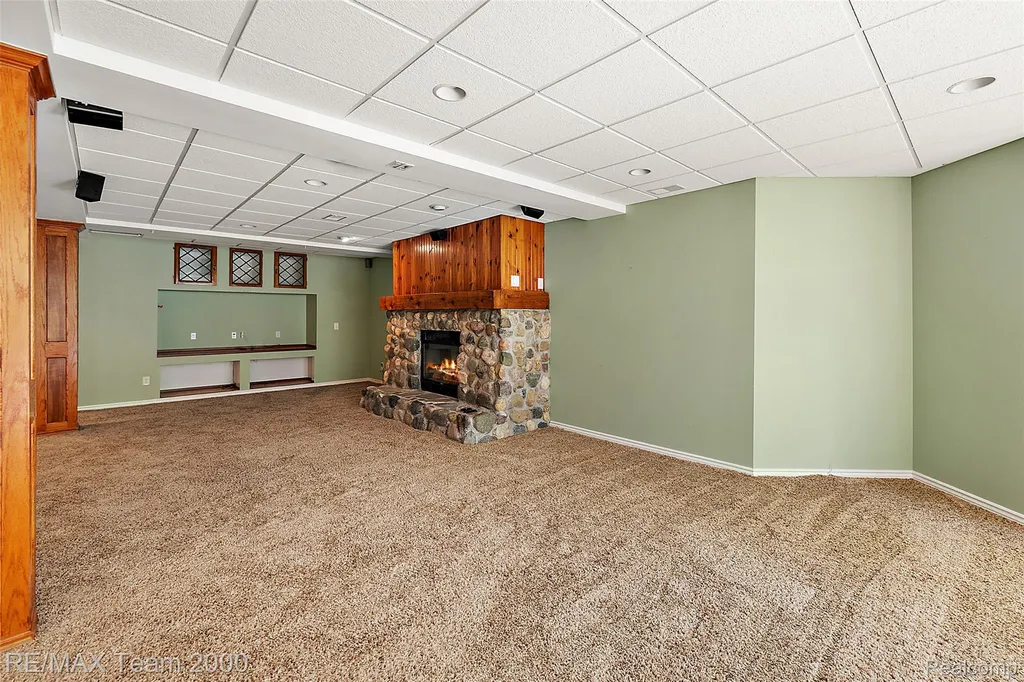 630 Sheldon Court Oakland Charter Township MI 48306