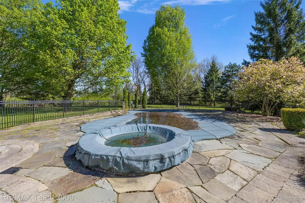 630 Sheldon Court Oakland Charter Township MI 48306