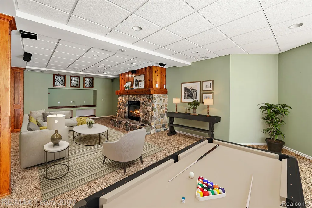 630 Sheldon Court Oakland Charter Township MI 48306