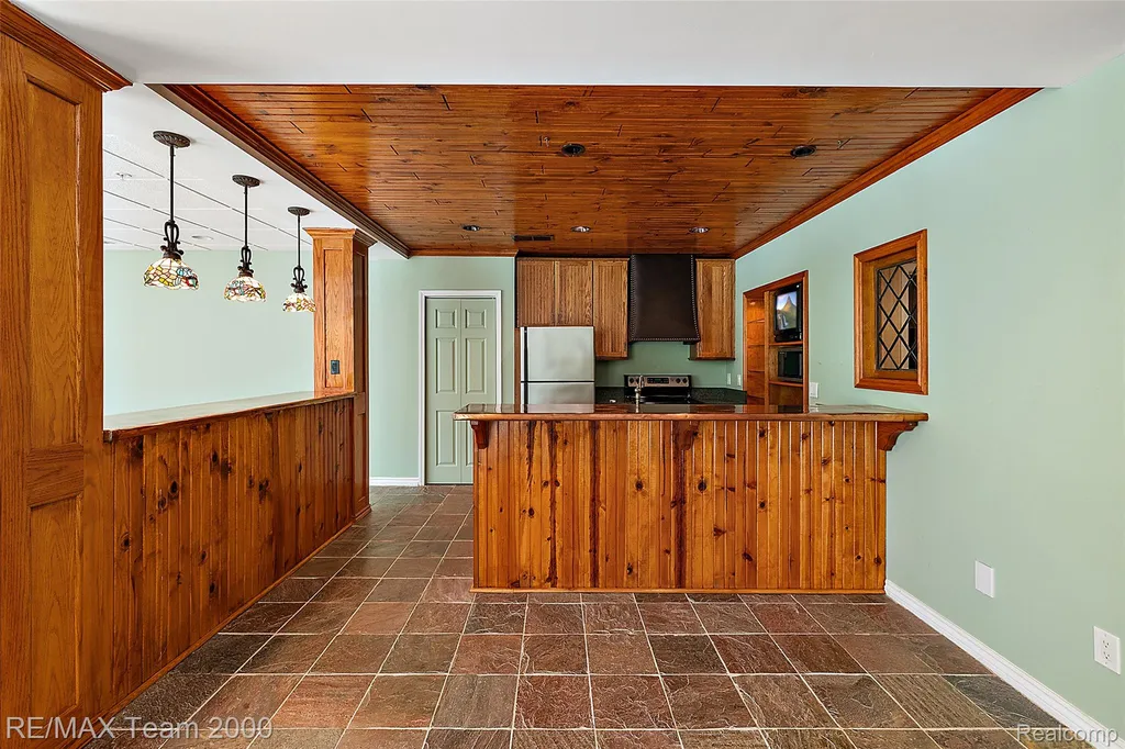 630 Sheldon Court Oakland Charter Township MI 48306