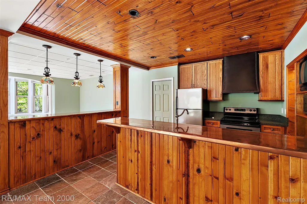 630 Sheldon Court Oakland Charter Township MI 48306