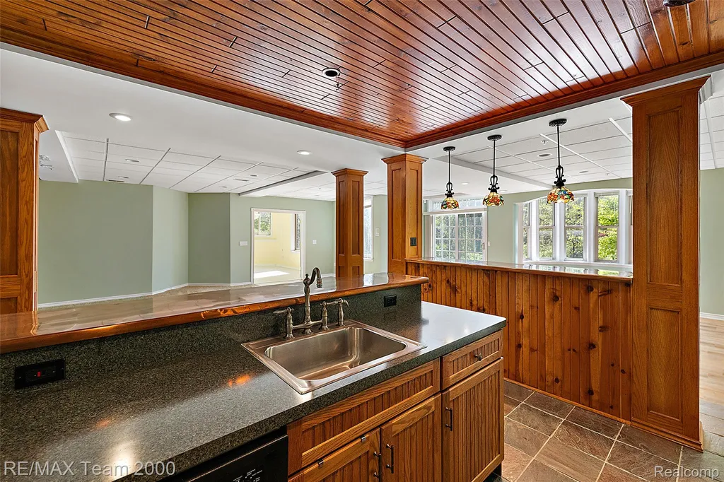 630 Sheldon Court Oakland Charter Township MI 48306