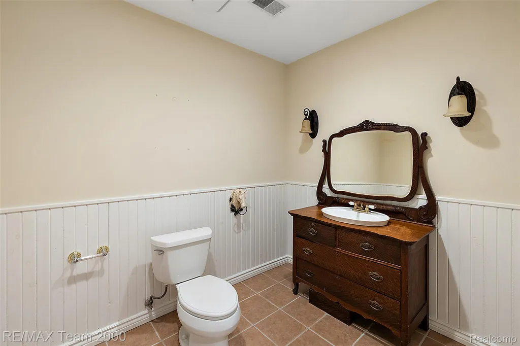 630 Sheldon Court Oakland Charter Township MI 48306