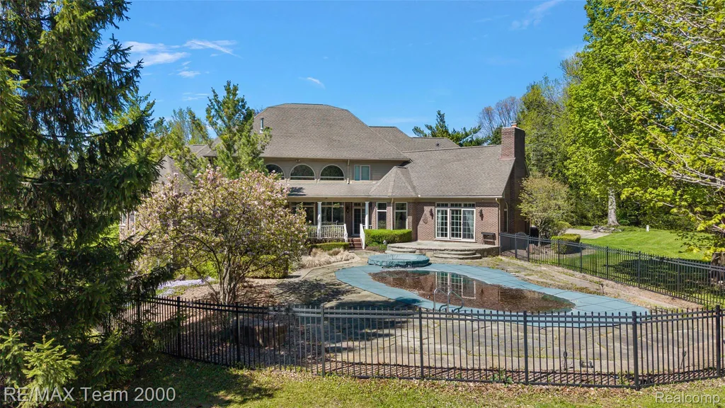 630 Sheldon Court Oakland Charter Township MI 48306