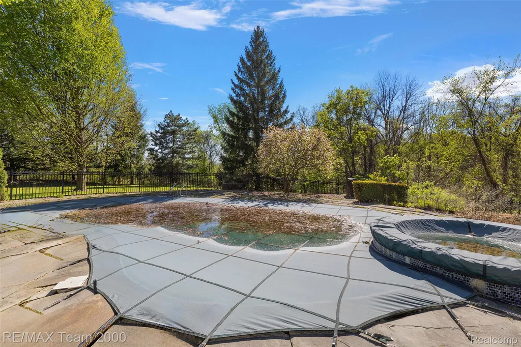 630 Sheldon Court Oakland Charter Township MI 48306