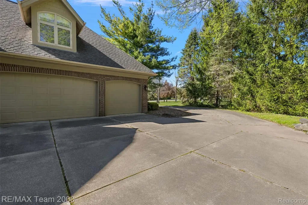 630 Sheldon Court Oakland Charter Township MI 48306