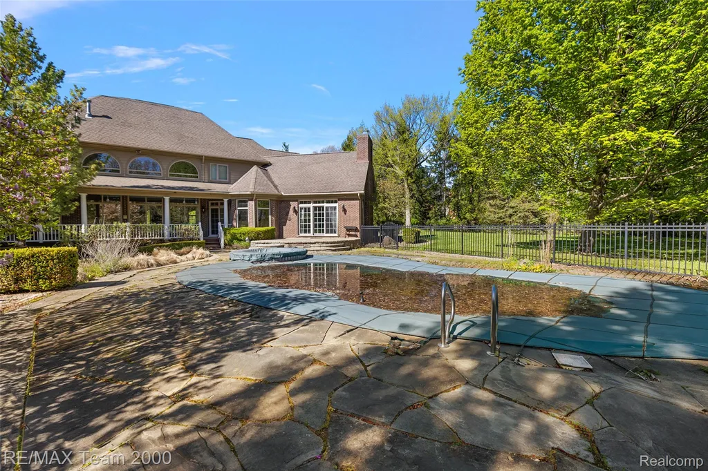630 Sheldon Court Oakland Charter Township MI 48306