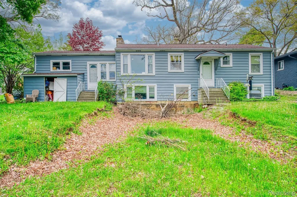 5985 Rowley Boulevard Waterford Charter Township MI 48329