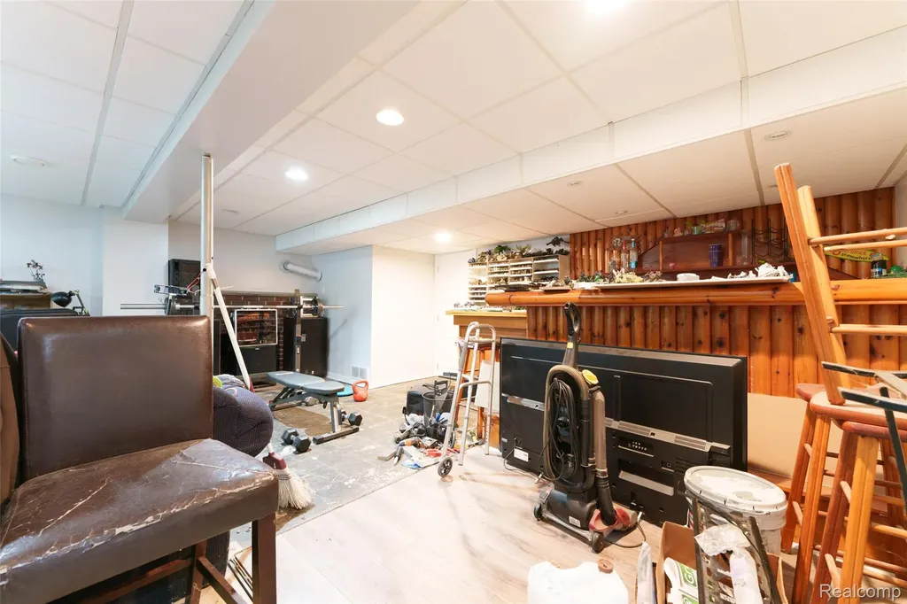 5985 Rowley Boulevard Waterford Charter Township MI 48329