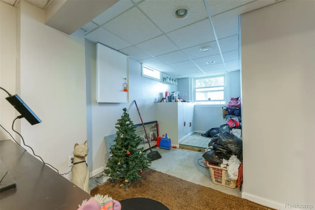 5985 Rowley Boulevard Waterford Charter Township MI 48329