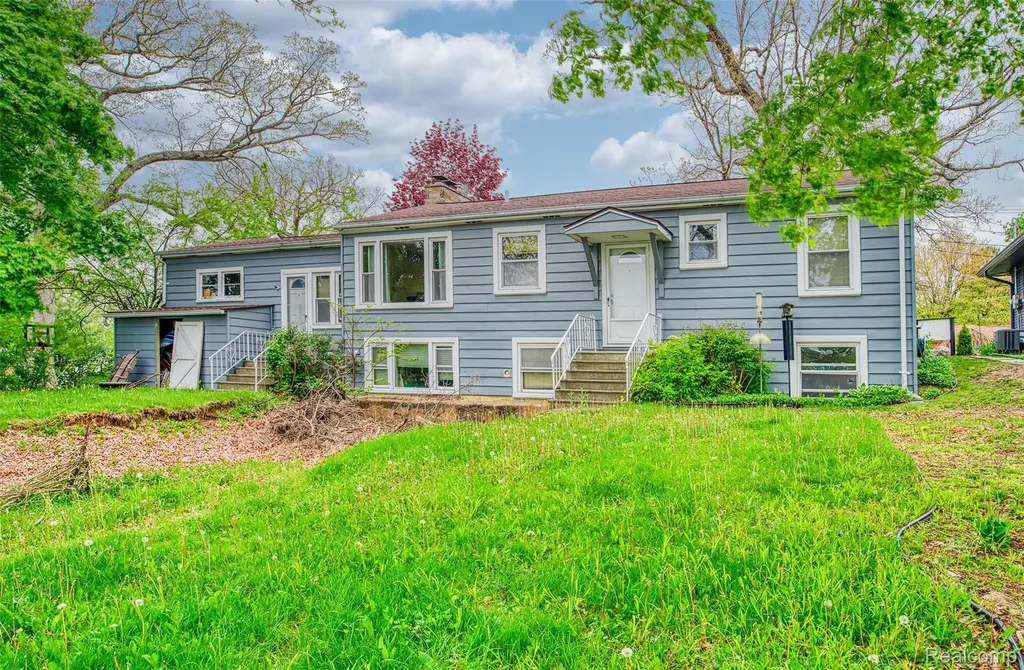 5985 Rowley Boulevard Waterford Charter Township MI 48329