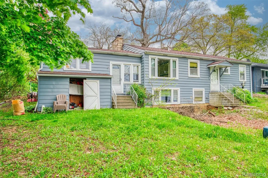 5985 Rowley Boulevard Waterford Charter Township MI 48329