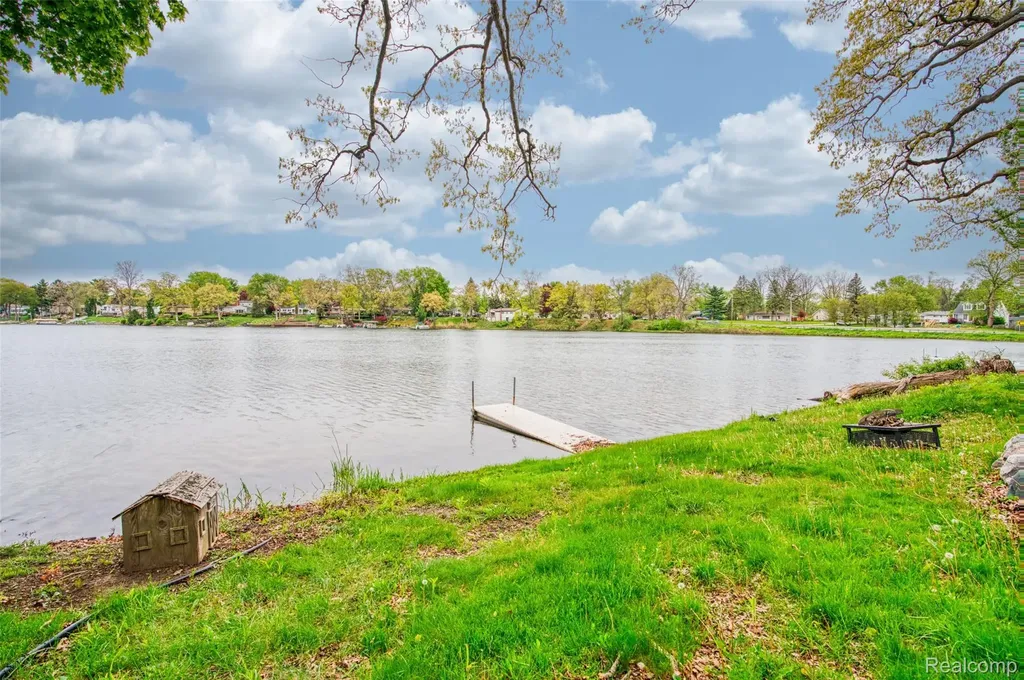 5985 Rowley Boulevard Waterford Charter Township MI 48329