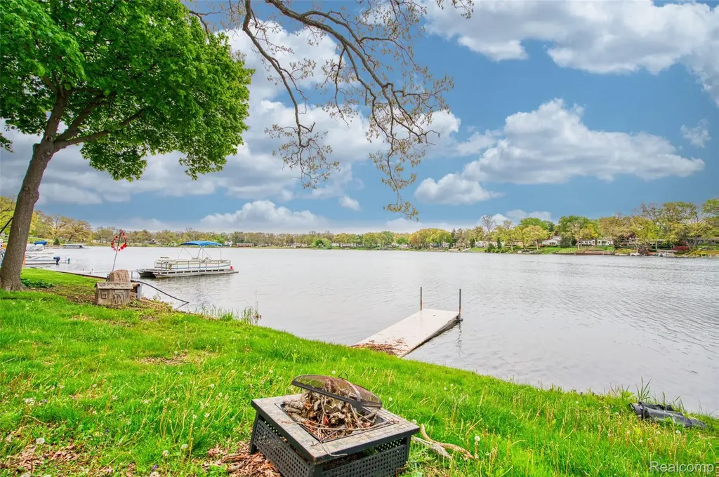 5985 Rowley Boulevard Waterford Charter Township MI 48329
