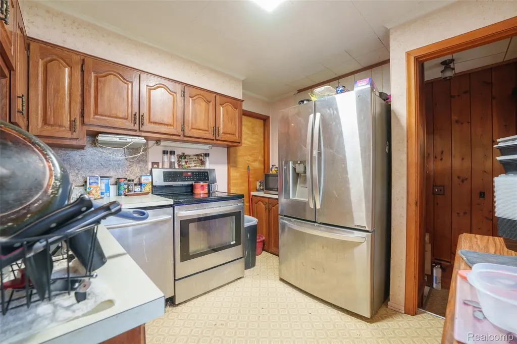 5985 Rowley Boulevard Waterford Charter Township MI 48329