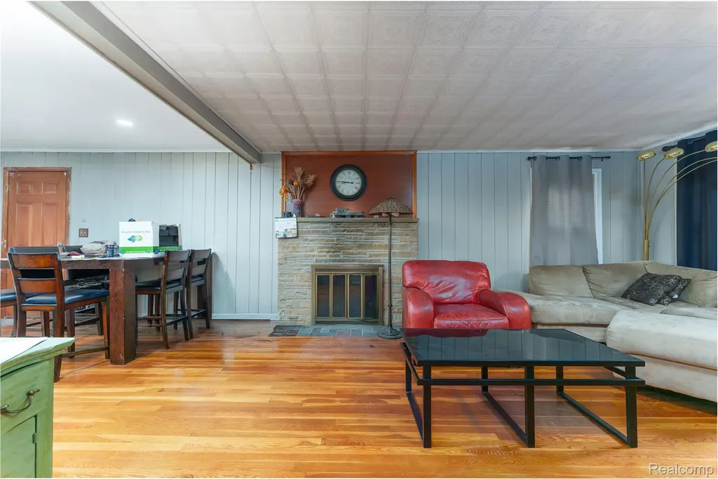 5985 Rowley Boulevard Waterford Charter Township MI 48329