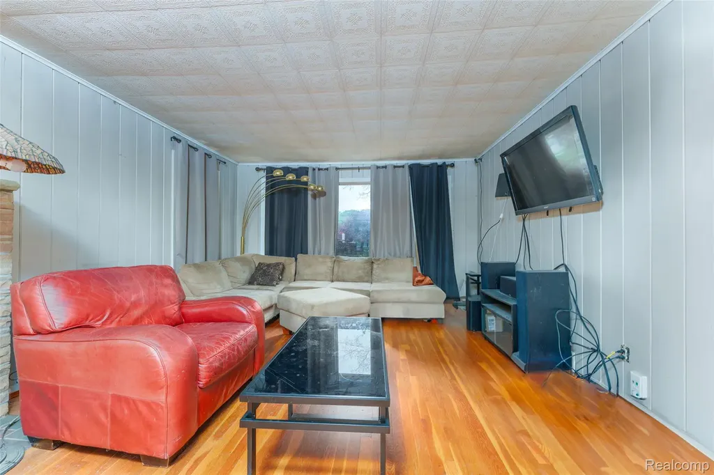 5985 Rowley Boulevard Waterford Charter Township MI 48329
