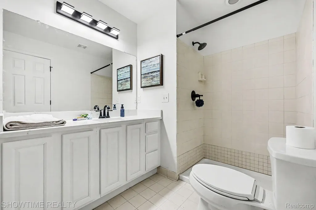 8568 Heywood Circle Sterling Heights City MI 48312