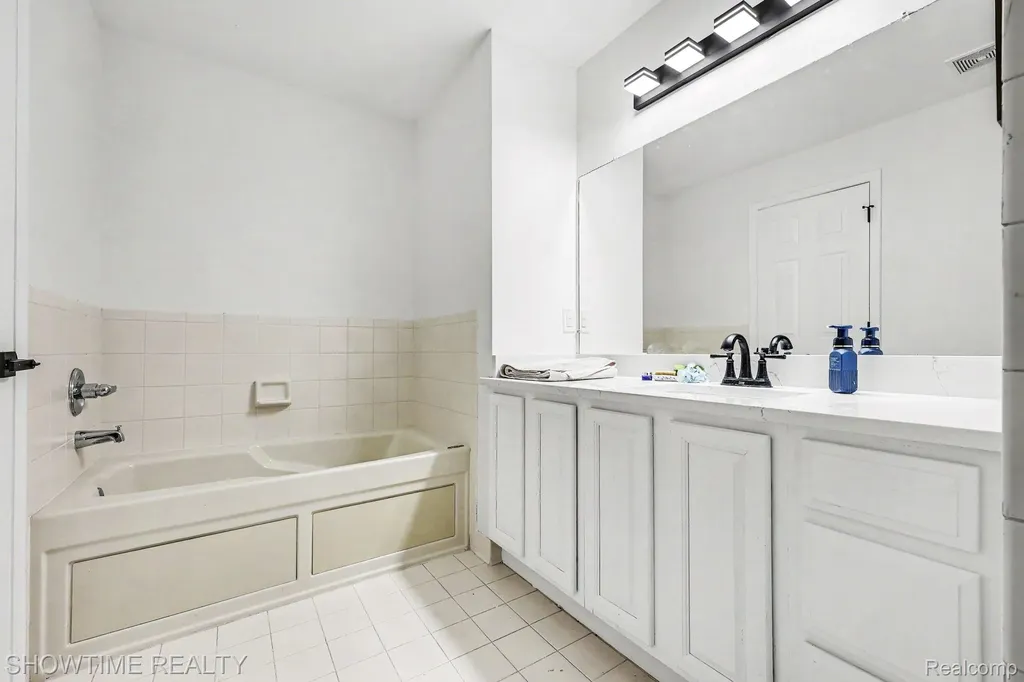 8568 Heywood Circle Sterling Heights City MI 48312