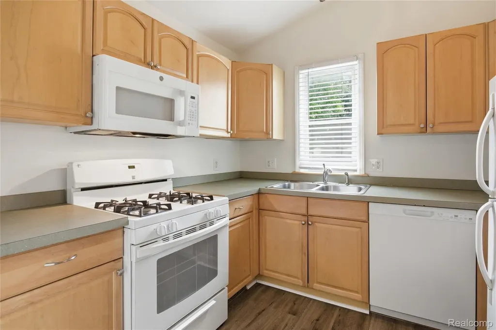 33534 Somerset Street Westland City MI 48186