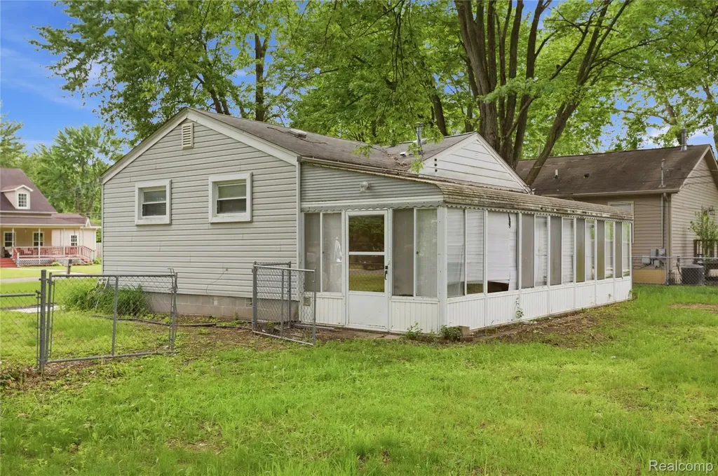 33534 Somerset Street Westland City MI 48186