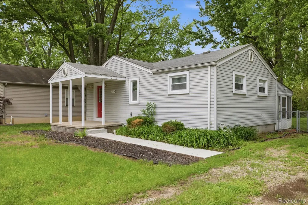 33534 Somerset Street Westland City MI 48186