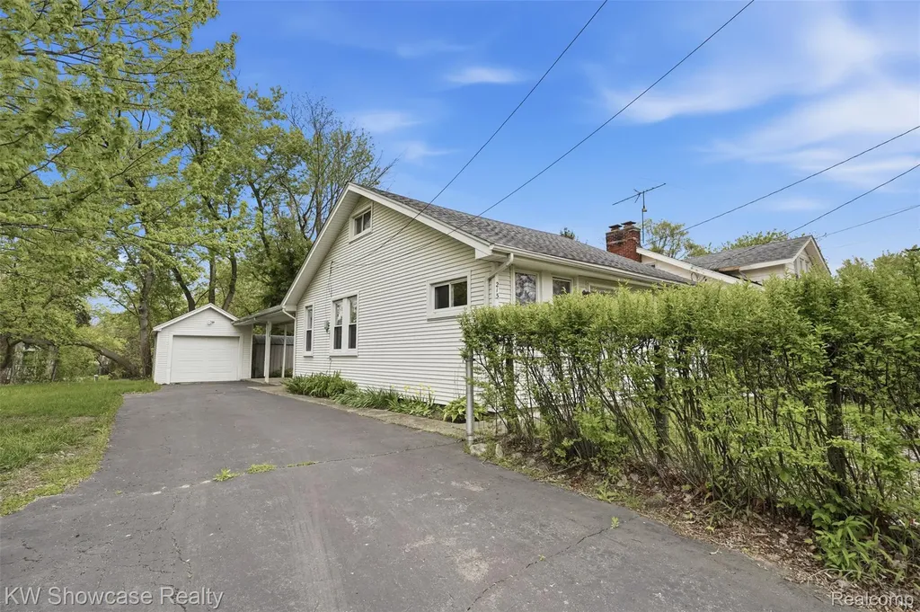 215 Endwell Street Novi City MI 48377