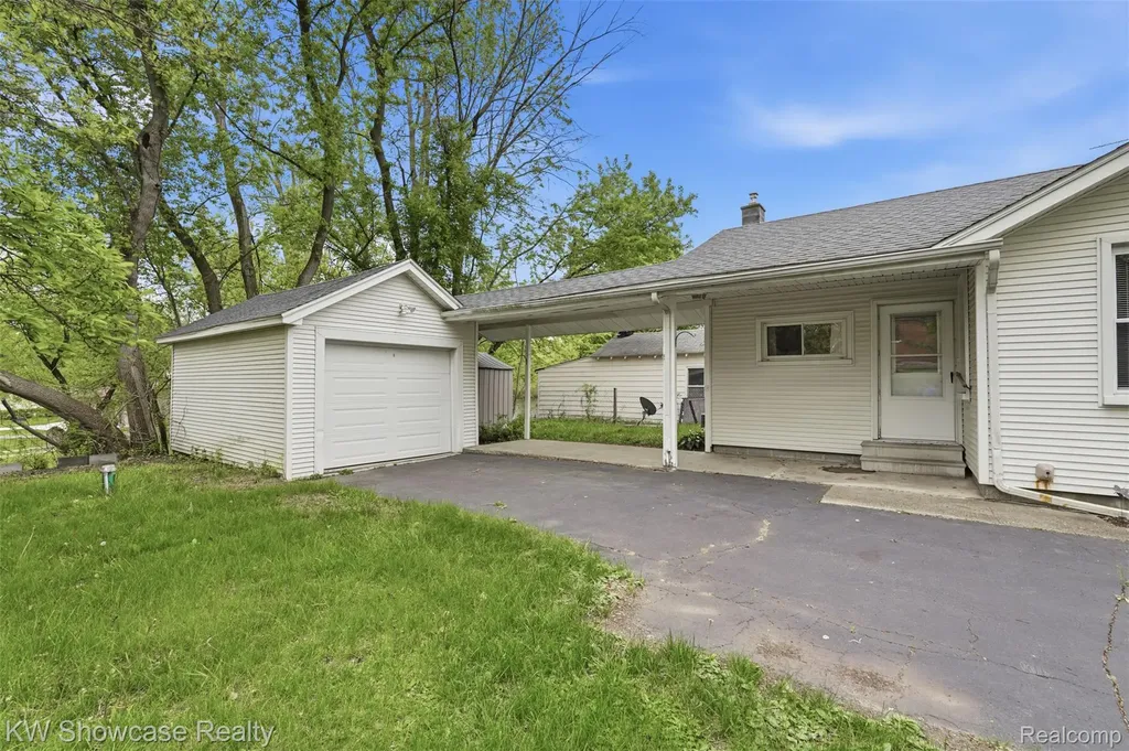 215 Endwell Street Novi City MI 48377
