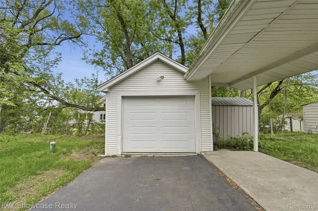 215 Endwell Street Novi City MI 48377