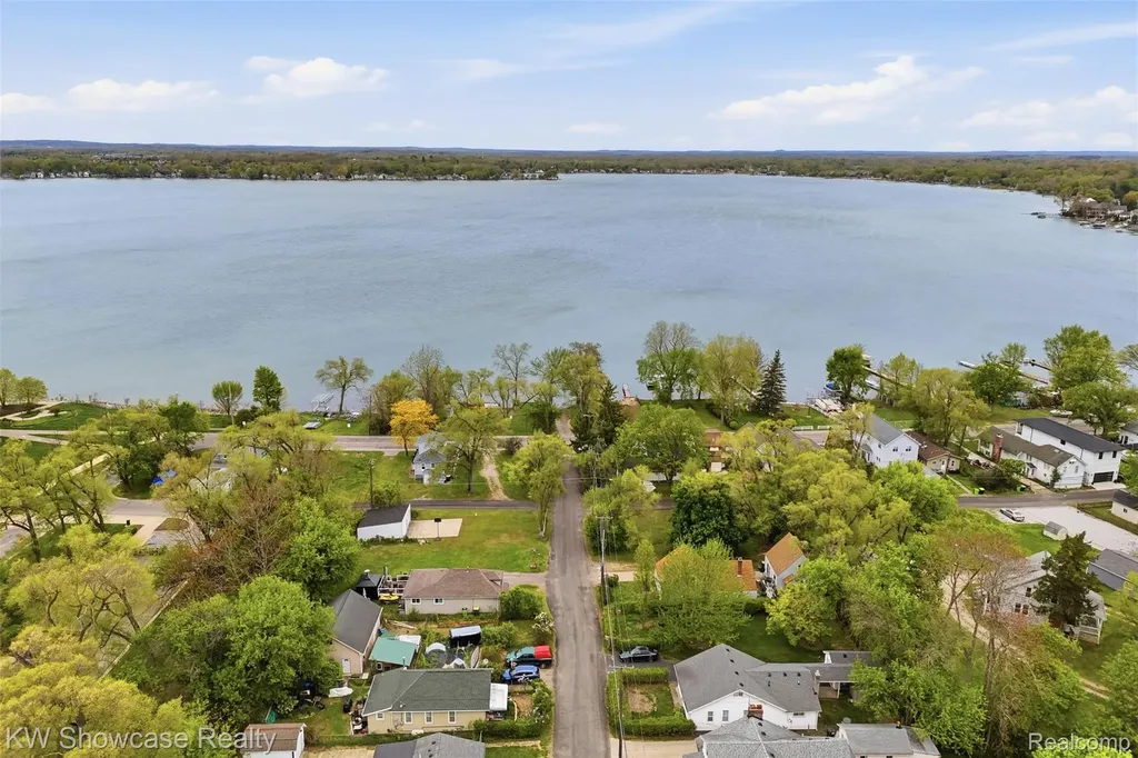 215 Endwell Street Novi City MI 48377