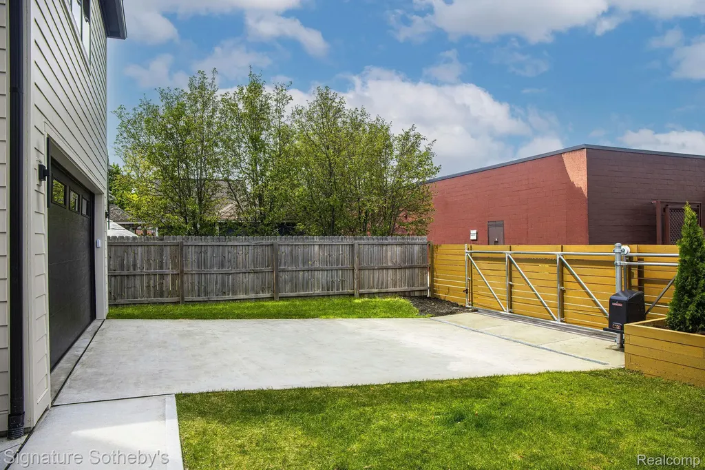 907 Ann Street Birmingham City MI 48009