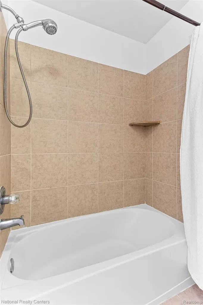 2077 Applebrook Drive Commerce Charter Township MI 48382